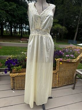 Vintage 60s Lace Trim Maxi nightgown - Velrose pale yellow lace - Olga like